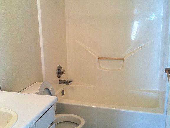 5th image of 310 Willow Creek Cir