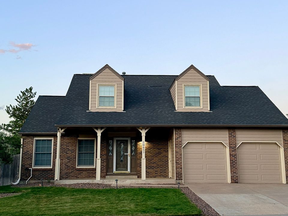 10657 W. Roxbury Ave: 3 Bed/ 4 Bath / Large Yard / Finished Basement / West -Facing - Brand New Carpet