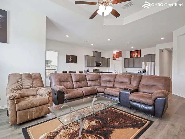 1505 Estivella Dr — Photo 2
