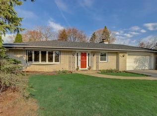 3575 S Russel Rd, New Berlin, WI 53151