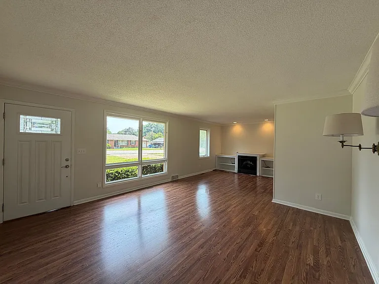 524 Graycroft Dr SW — Photo 2