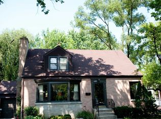 2000 Robincrest Ln, Glenview, IL 60025