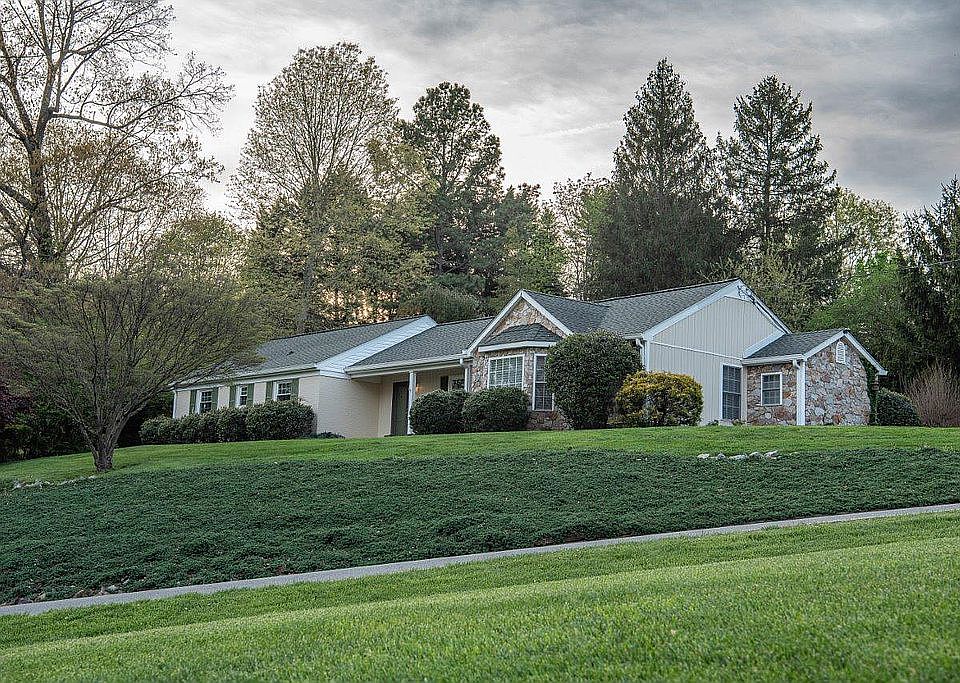 1st image of 410 Knollwood Dr