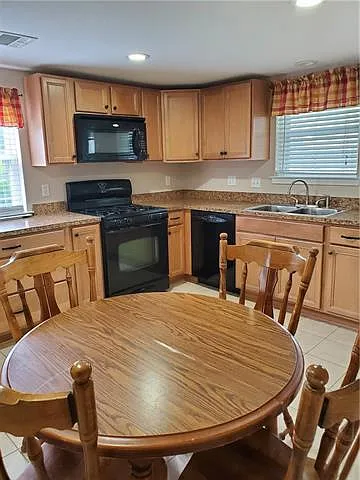 3 bed, 1.0 bath, 1350 sqft, $1,850 — Photo 4