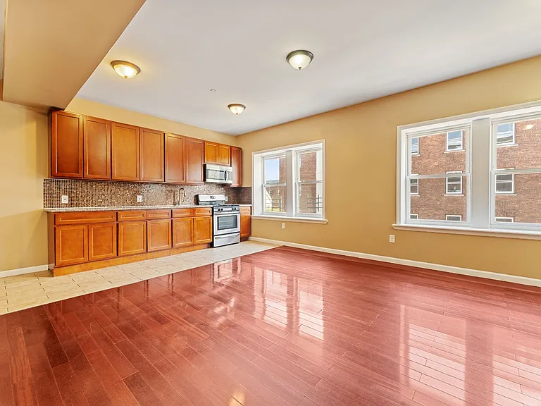 39 N Burnett St — Photo 2