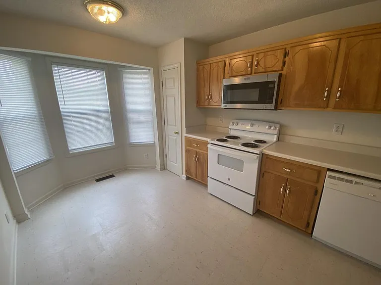 219 Tree Line Dr — Photo 2