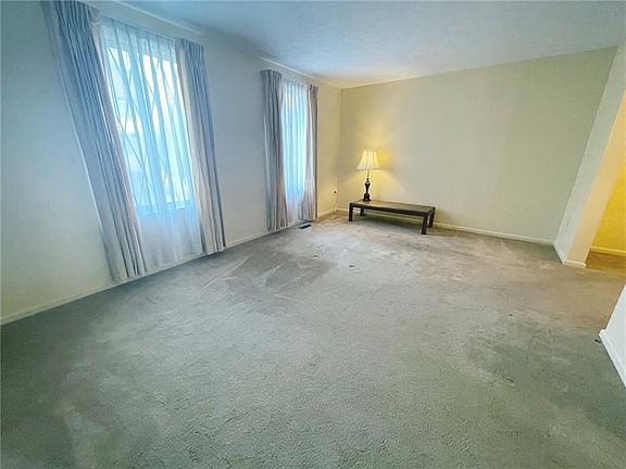 5th image of 102 Maywood Dr