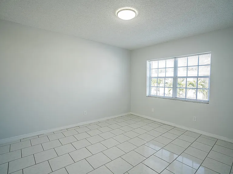 1940 Bay Dr #15 — Photo 21