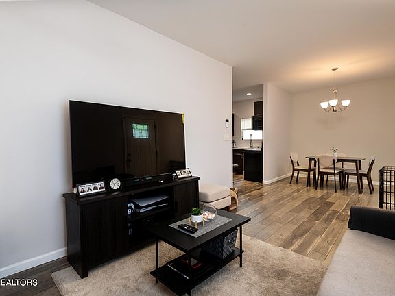 4th image of 906 Drive D
