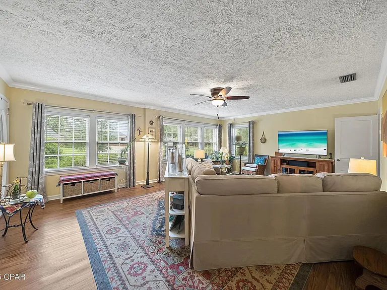 321 S Bonita Ave — Photo 3