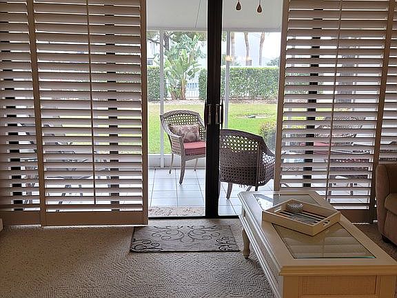 Living Room-looking to Lanai