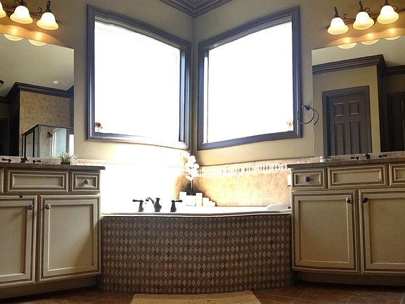 His/her vanity! Spa tub!