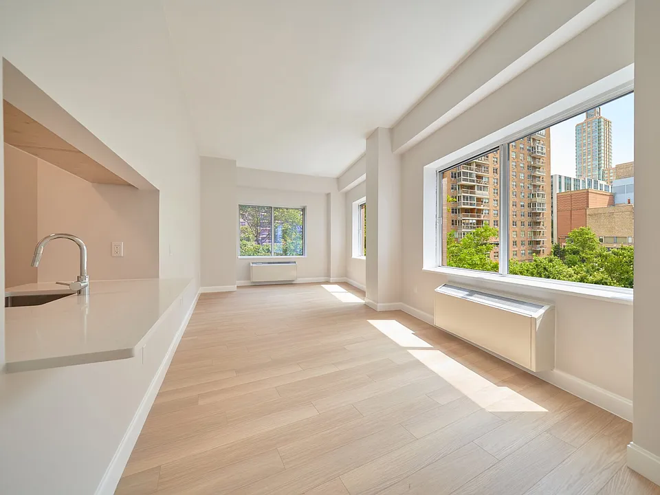 160 Riverside Blvd #403