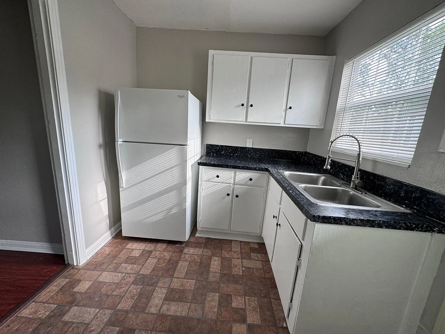 704 Sutton Dr — Photo 3