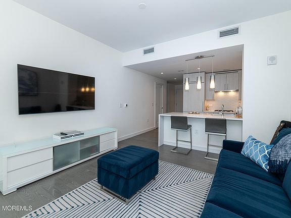 4th image of 30 Melrose Terrace #420