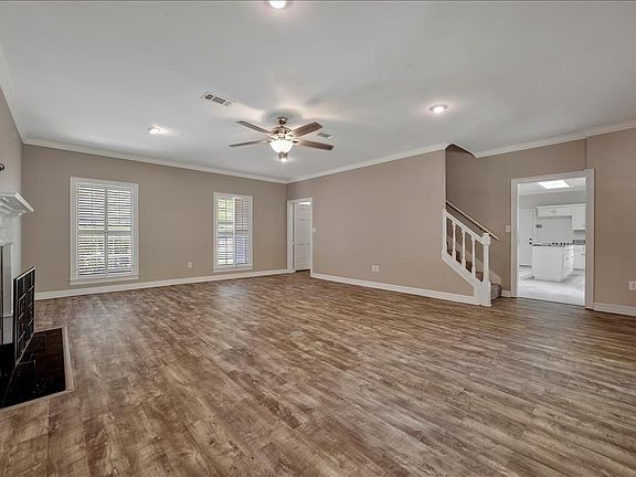 5th image of 404 Carriage Dr