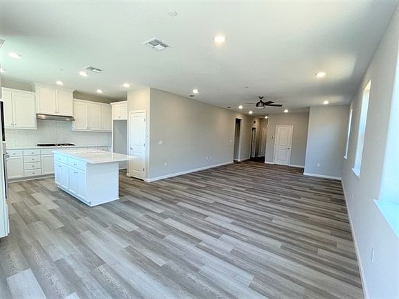 4th image of 464 Walcott St