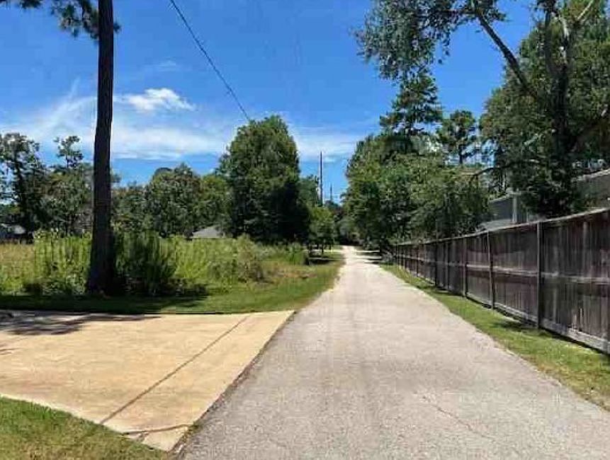 Exterior Neighborhood (street photo)
