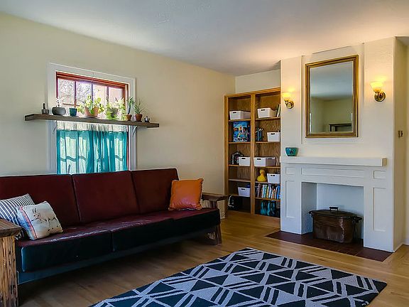 4th image of 327 Solano Dr NE