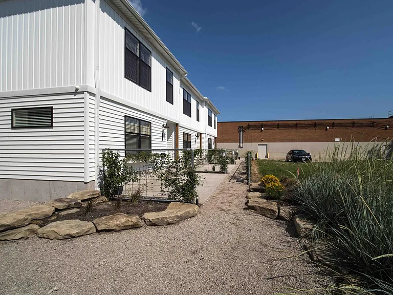 2061 W 34th Pl — Photo 3