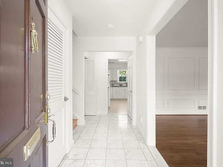 7109 Radnor Rd — Photo 4