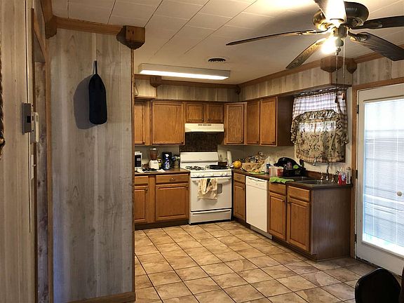 2nd image of 221 Leslie St
