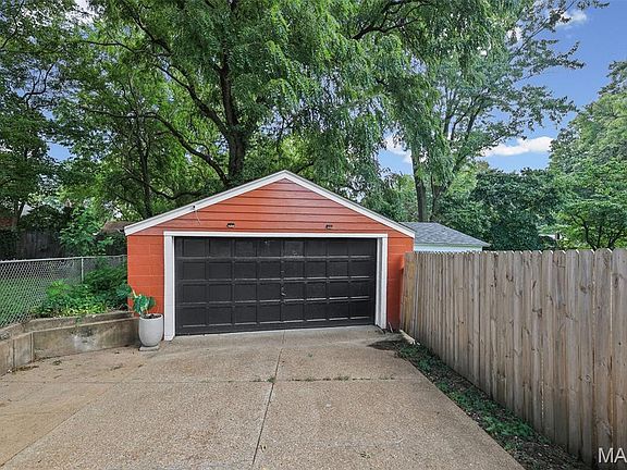 5th image of 306 Roberta Ave