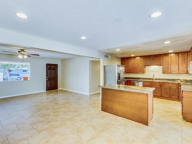 232 E Balboa Dr — Photo 3