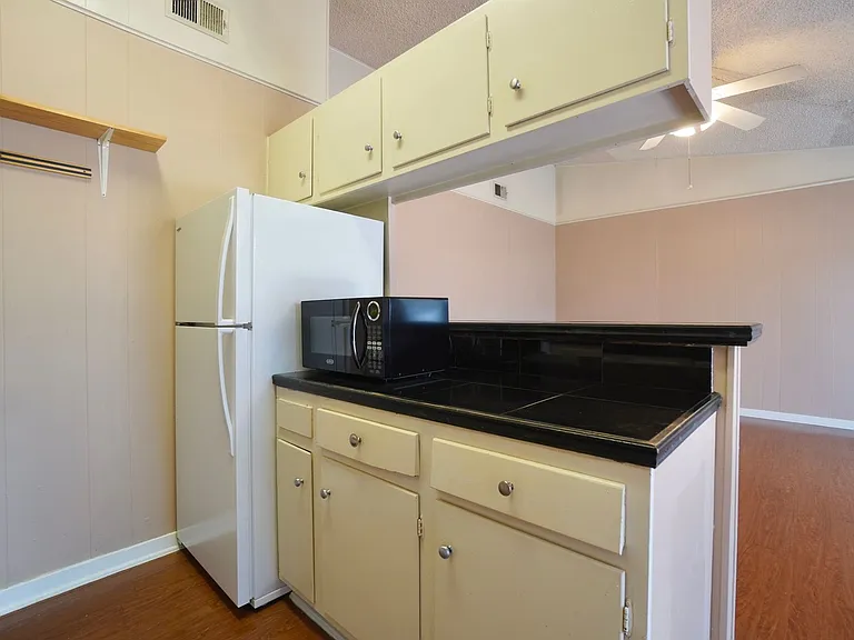 618 W 51st St #104 — Photo 12