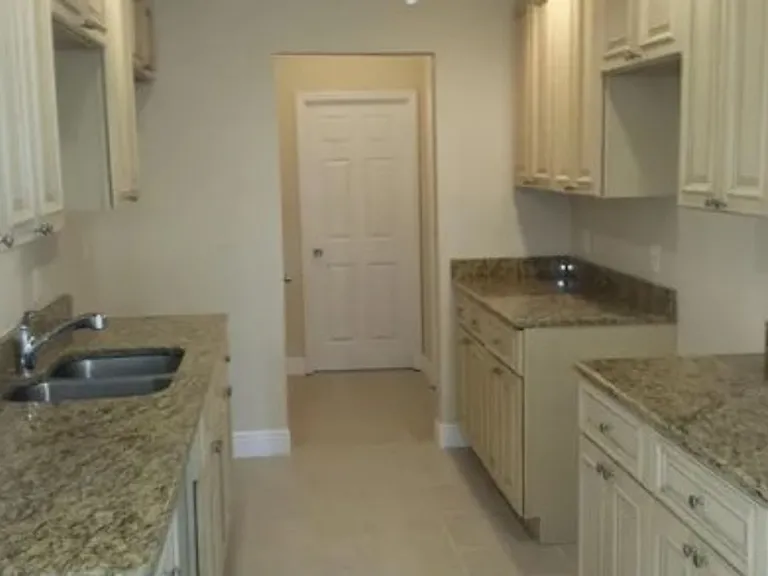 1182 SW Gastador Ave — Photo 2