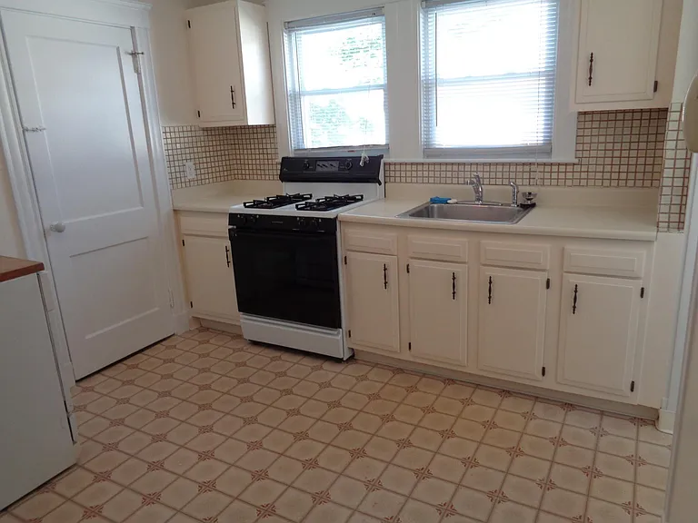 Fairview Ave — Photo 8