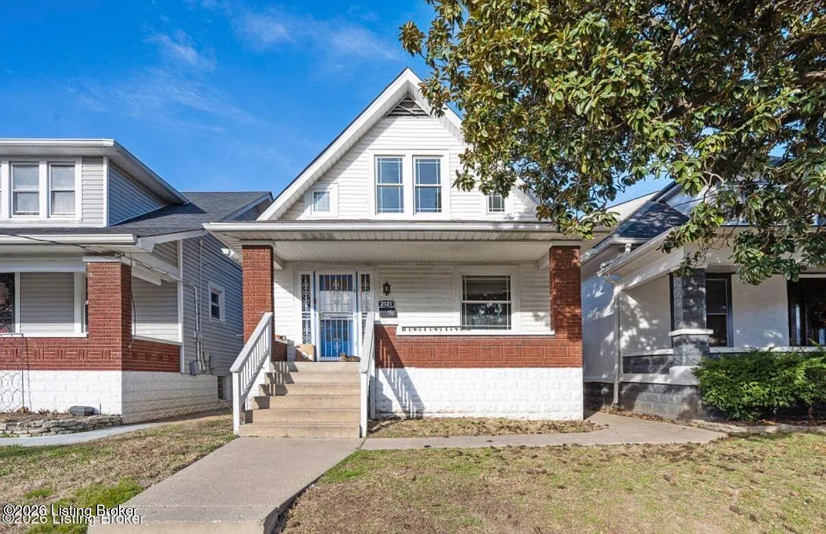 2121 W Oak St photo 1