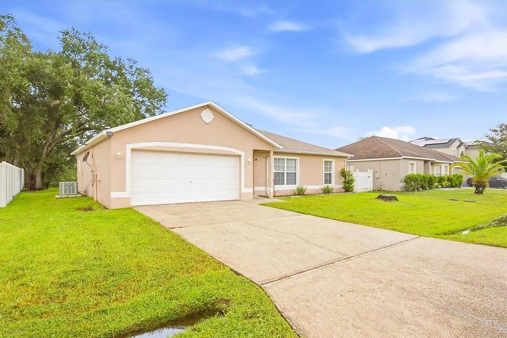 3 bed, 2.0 bath, 1208 sqft, $1,775 — Photo 3