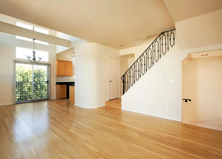 900 N Croft Ave — Photo 2