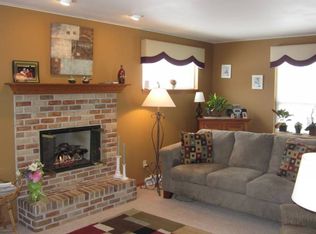 1060 Turnberry Dr, Pewaukee, WI