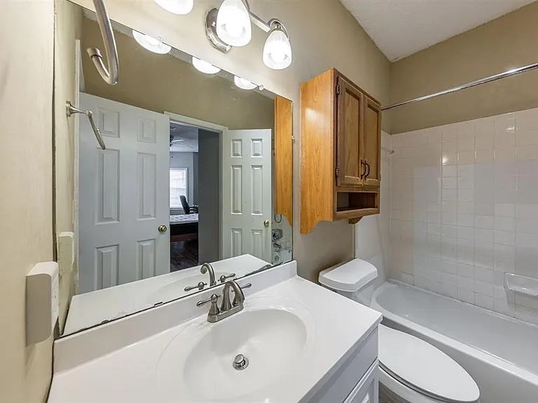 915 W 23rd St #101 — Photo 8