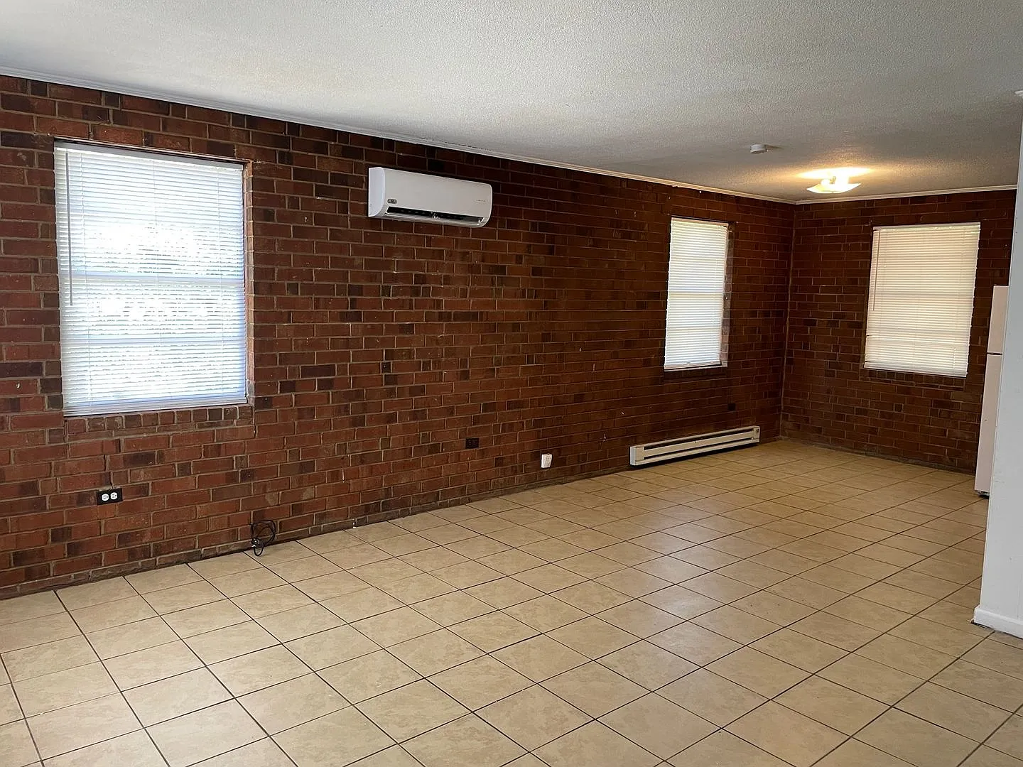 3 Bed, 1 Bath brick home located in Highpoint! — Photo 2