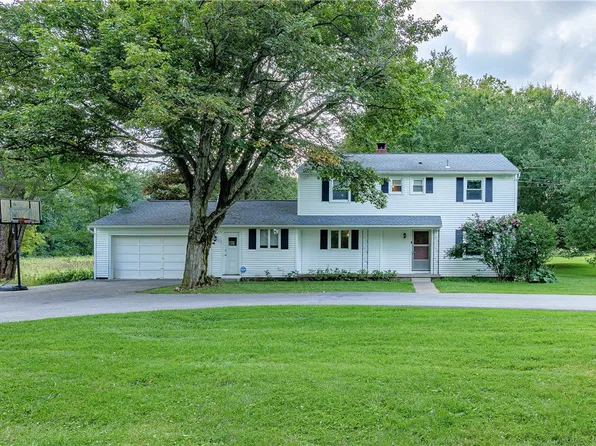 629 W Bloomfield Rd, Pittsford, NY 14534