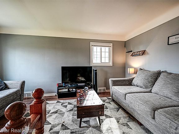 5th image of 22708 Alger St
