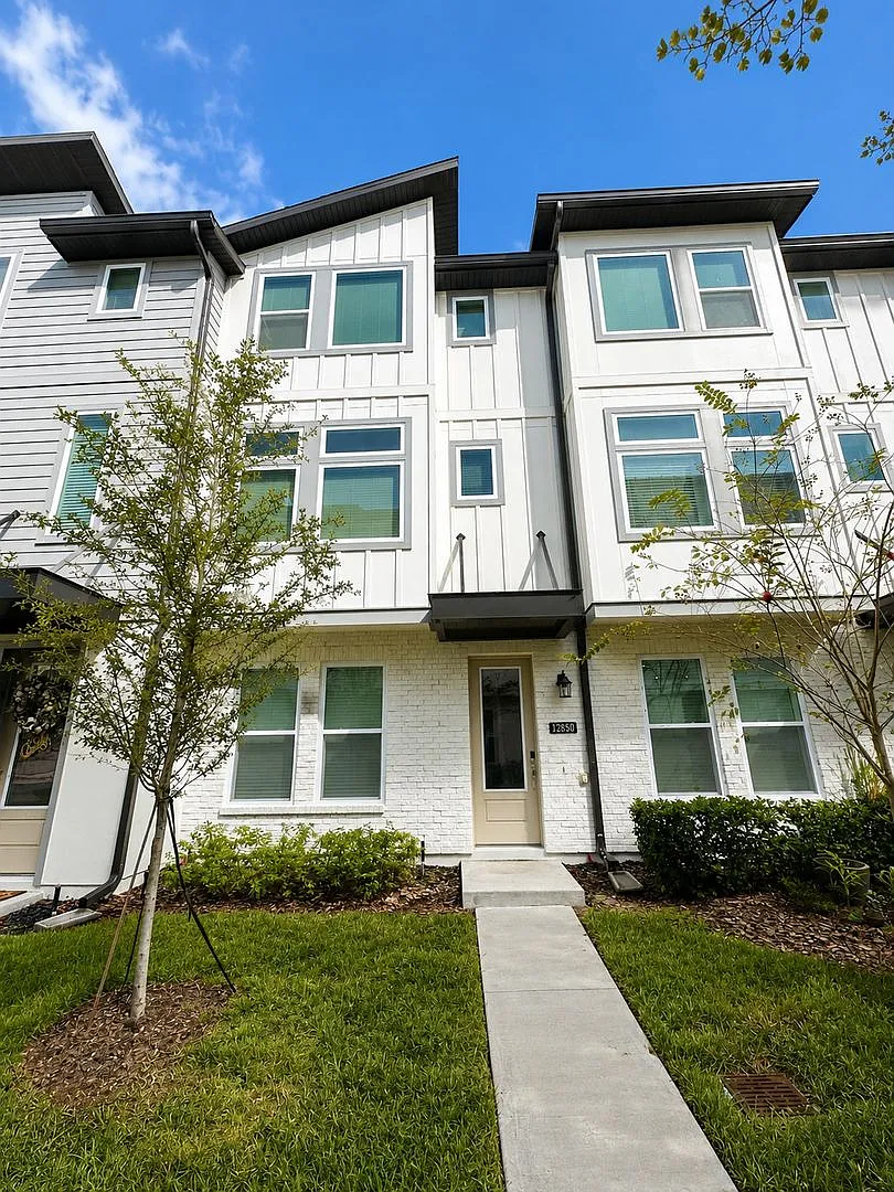 Available 8/10!! Luxury 3 story townhouse in the heart of Laureate Park — Photo 1