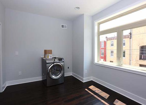 4th image of 2127 E York St