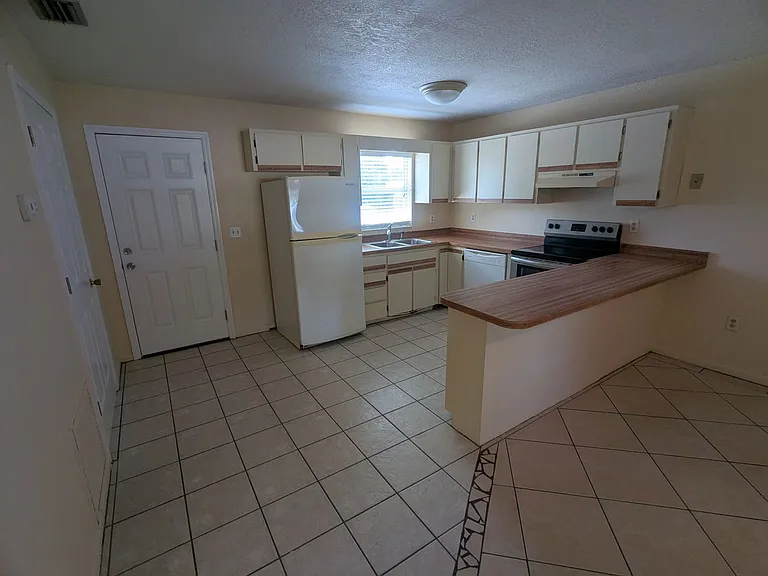 824 N Saint Clair Abrams Ave — Photo 19