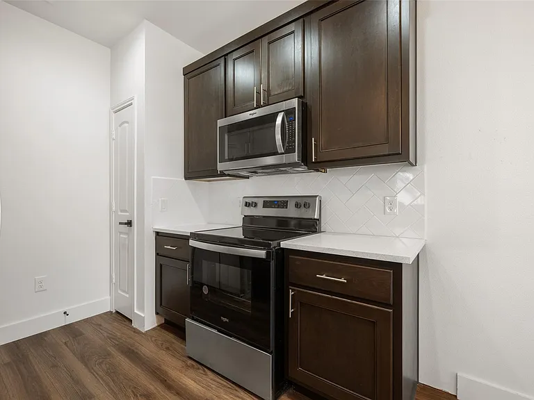 15407 Armstrong Ave — Photo 13