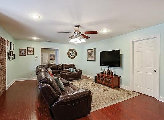 4th image of 8449 Fairfax Dr