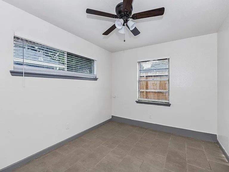4203 Hirsch Rd #13 — Photo 16