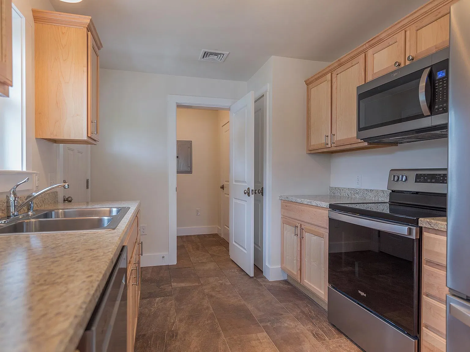 2 bed, 850 sqft, $2,300 — Photo 2