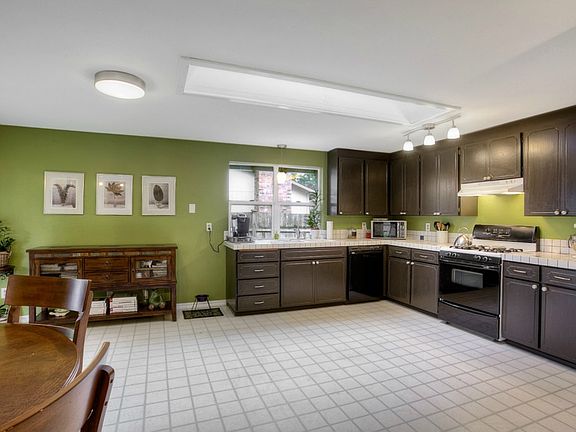 3rd image of 3009 Brentwood Dr SE