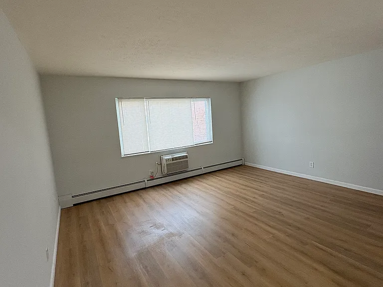 Wilshire Manor Apartments — Photo 5