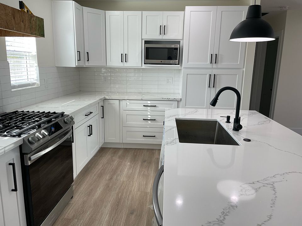 1st image of 117 E La Cienega Ave