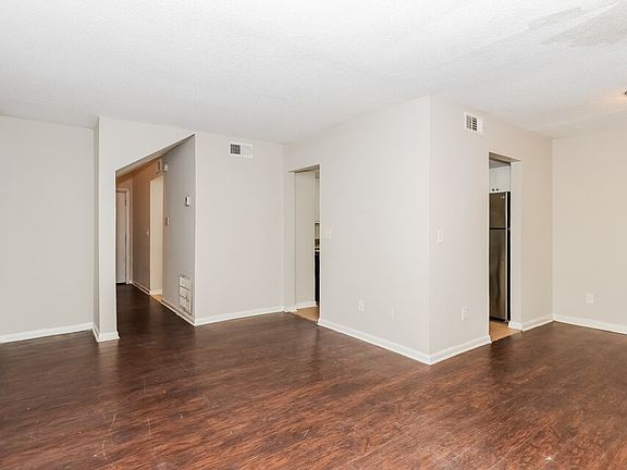 4th image of 3419 Cobbs Ferry Dr